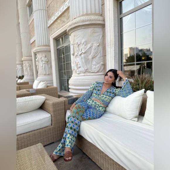 ZARA 🔥2 PIECE SET 🔥 BLOGGERS’ FAVORITE PRINT TOP WITH KNOT & WIDE LEG PANTS - Picture 1 of 16